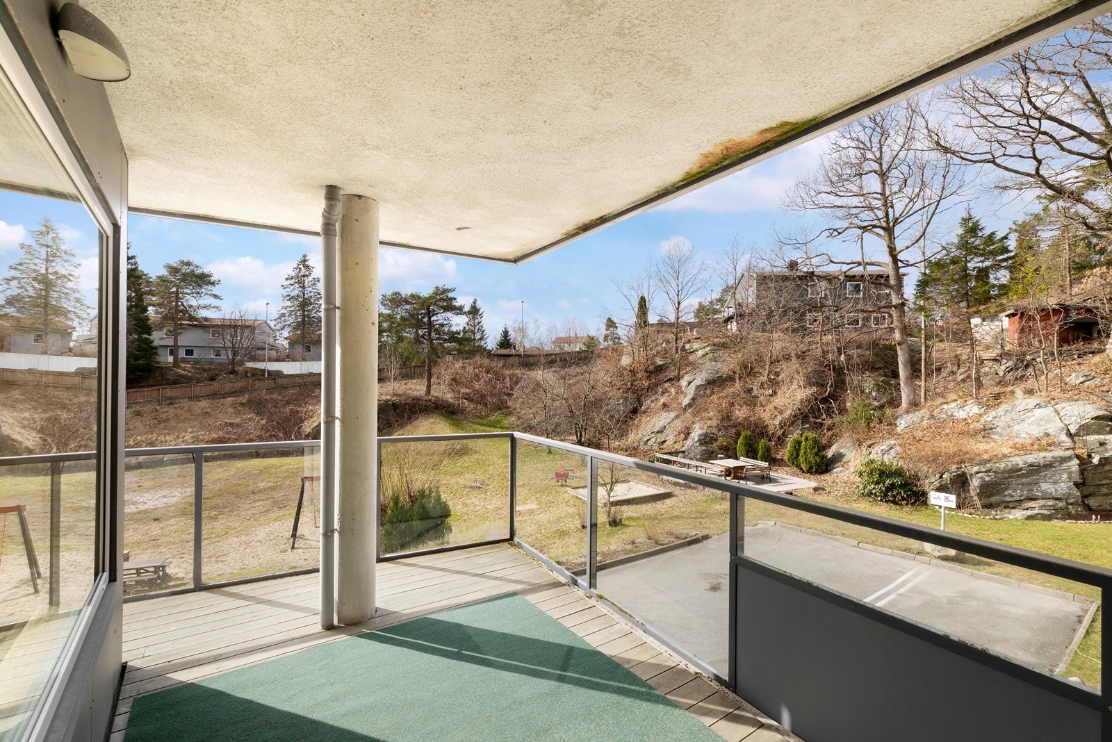 Leiligheten ligger sentralt på Tinnheia med kort avstand til Tinnheia Torv. Her finnes service tilbud, stor ny REMA 1000 butikk med åpningstid fra 07-23 på ukedager og Fritidssenter. Galleribilde