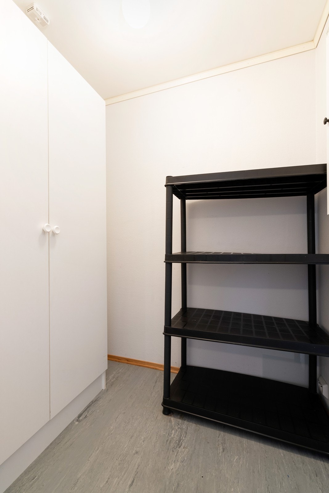 Det er god plass til oppbevaring i innvendig bod med inngang fra soverom. Galleribilde