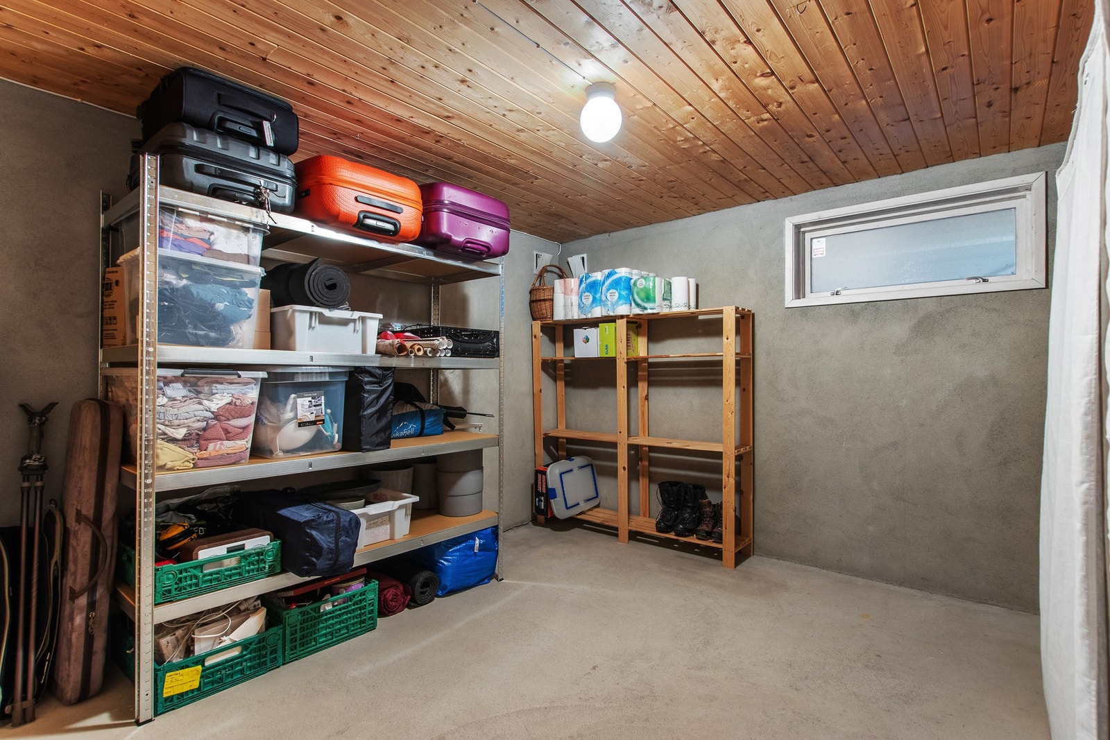 Romslig bod i kjeller. Galleribilde