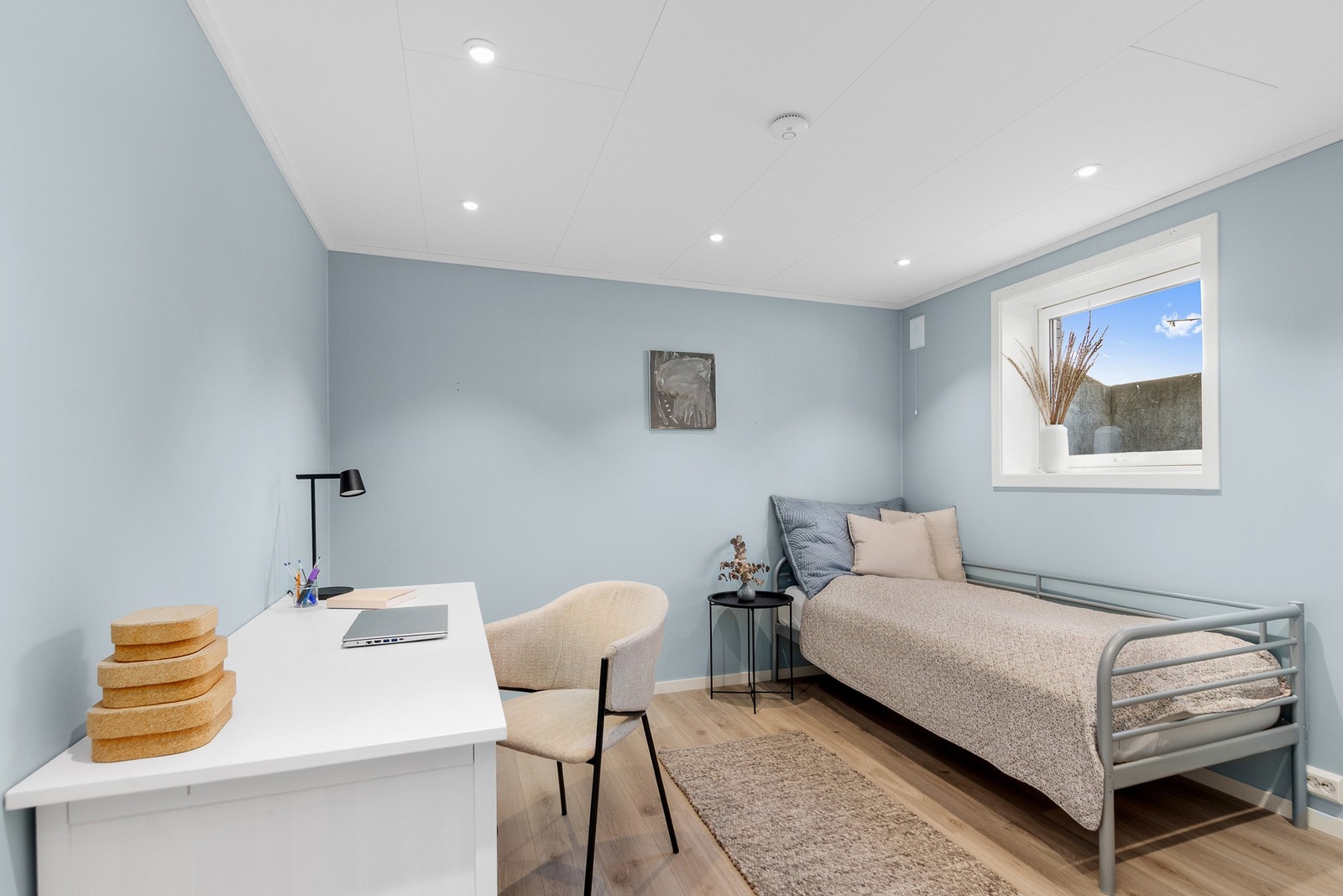 Et av to soverom i kjeller. Begge soverommene er romslige. Galleribilde