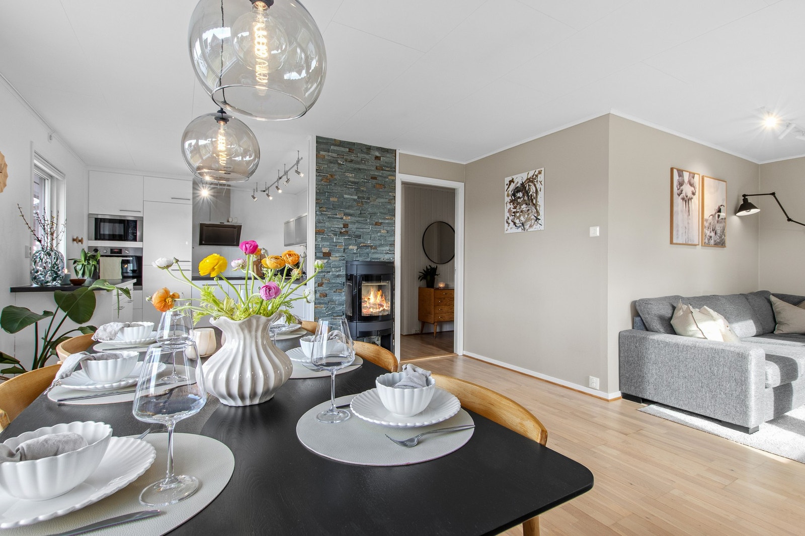 Stue mot et romslig kjøkken. Galleribilde