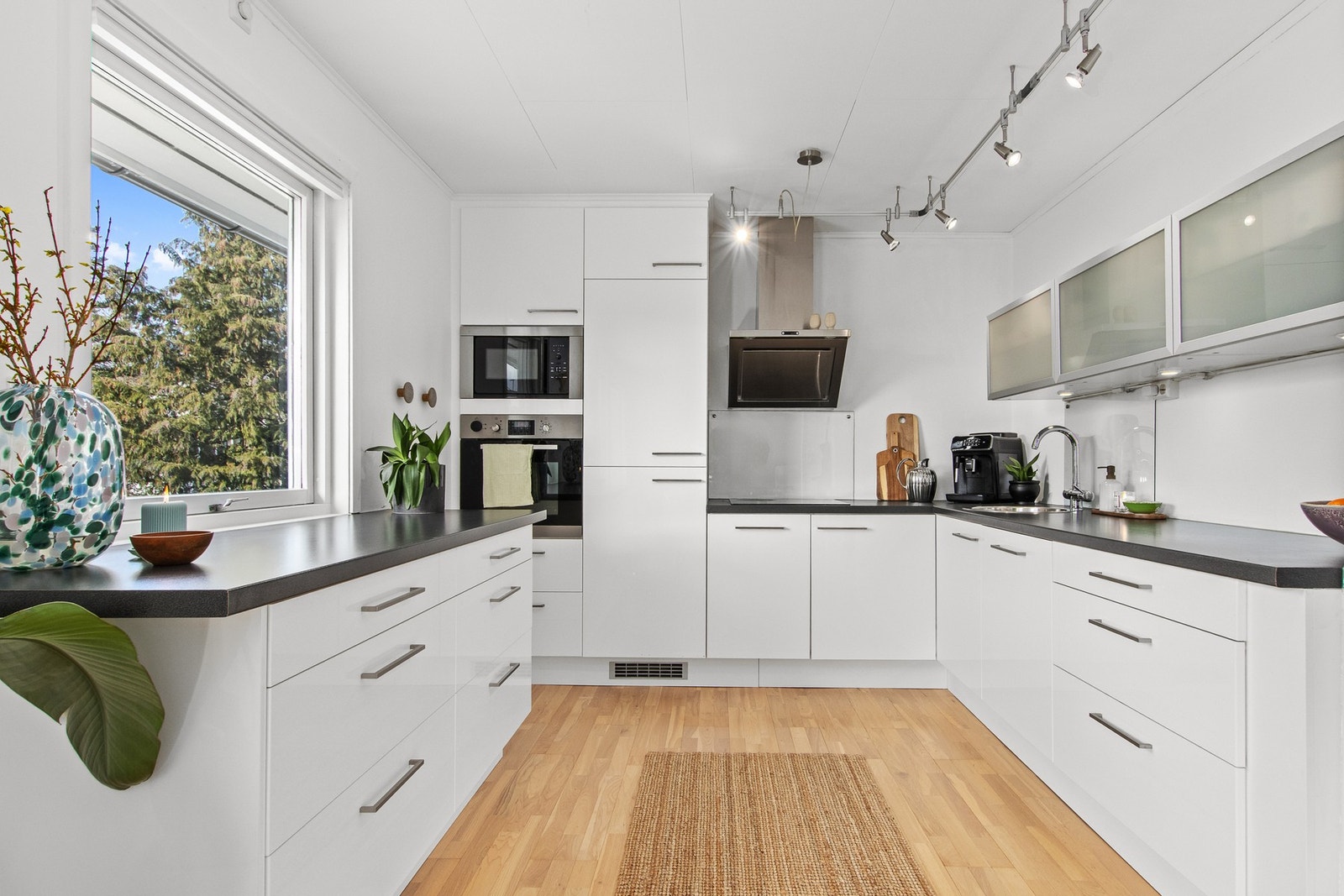 Romslig kjøkken med integrerte hvitevarer. Galleribilde