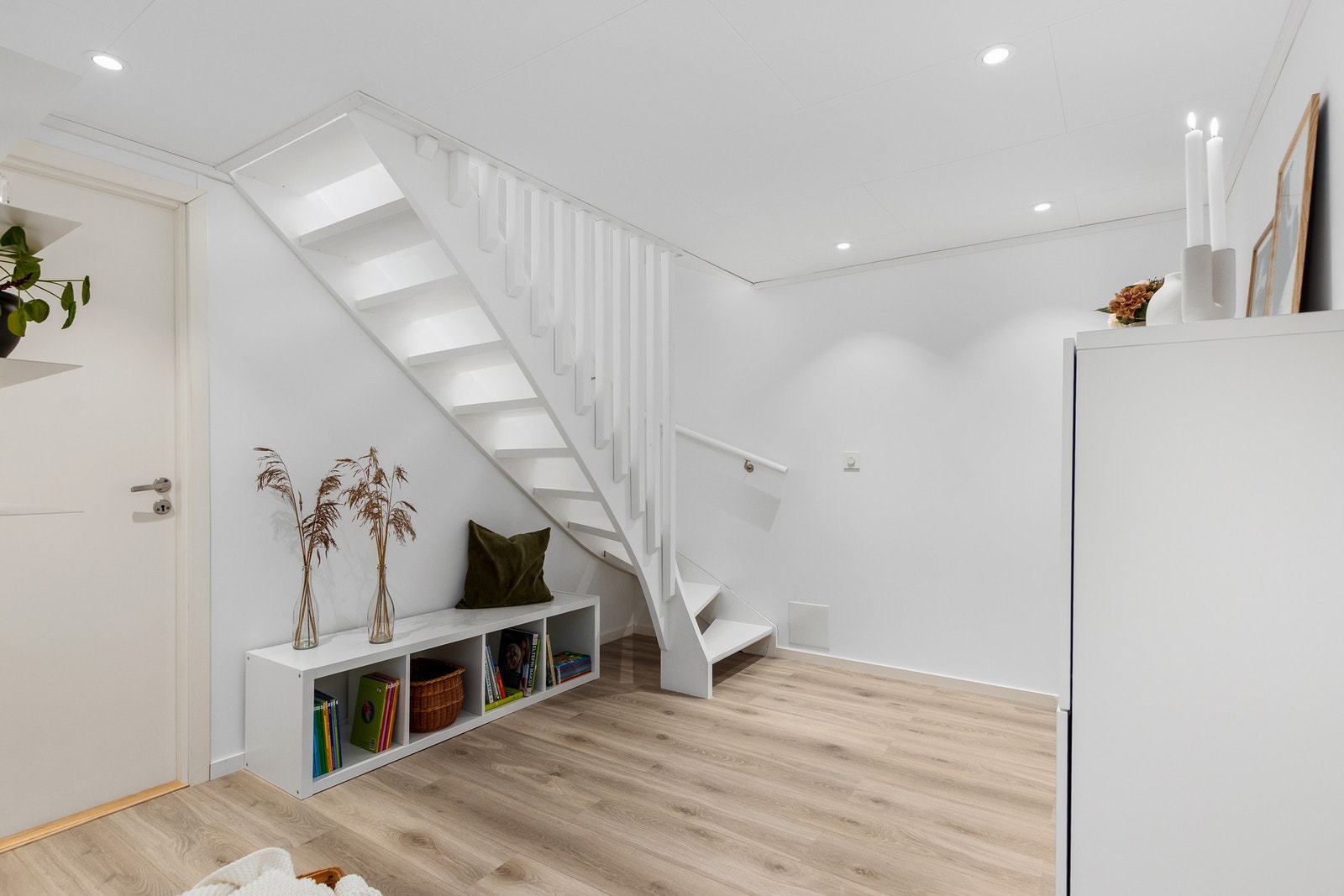 "Hall" i kjeller. Gulvvarme i hall, stue og begge soverom i kjeller Galleribilde