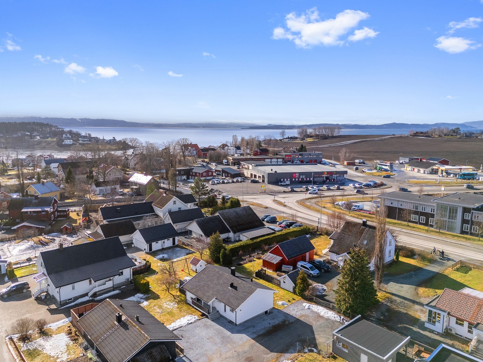 Eiendommen ligger meget sentralt på Straumen. Skjermet og rolig beliggenhet uten gjennomgangstrafikk. Galleribilde