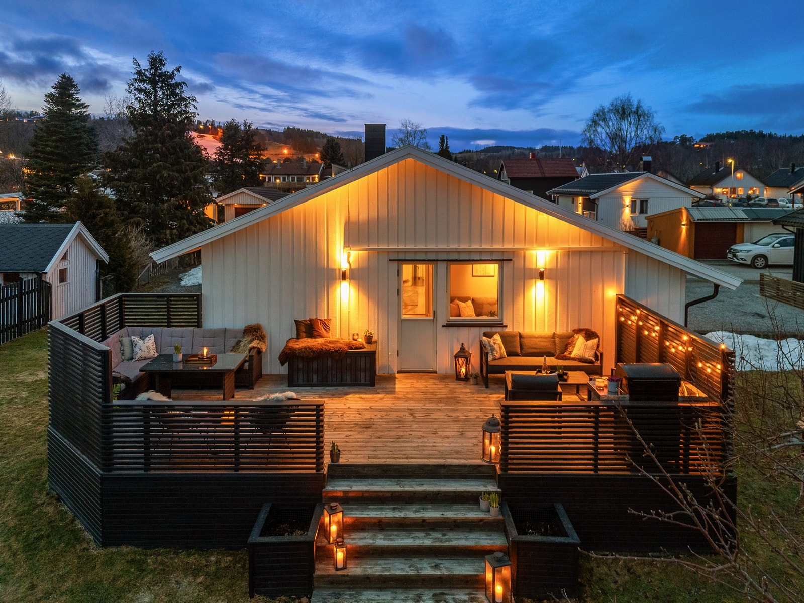 Stor veranda på enden av huset. Galleribilde