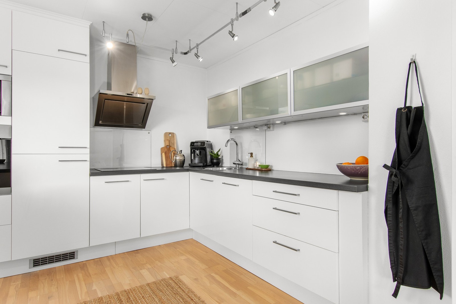 Romslig kjøkken med integrerte hvitevarer. Galleribilde