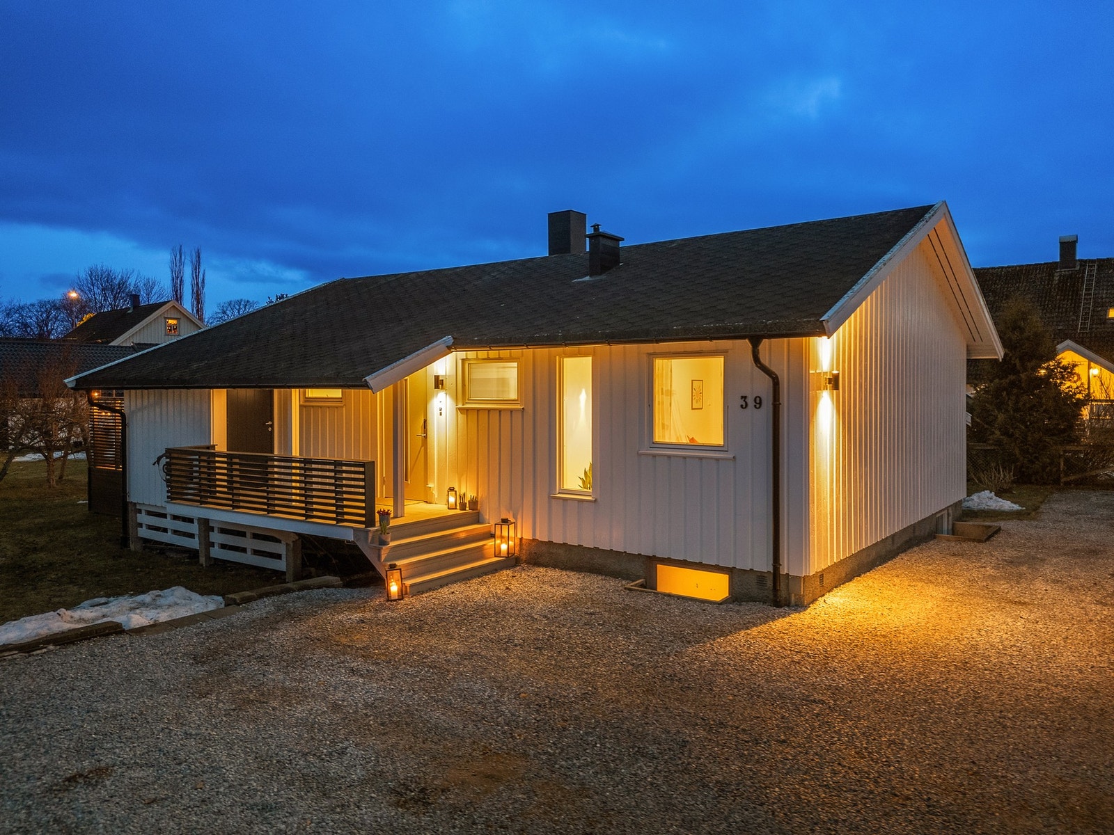 Romslig gårdsplass og takoverbygd inngangsparti. Galleribilde