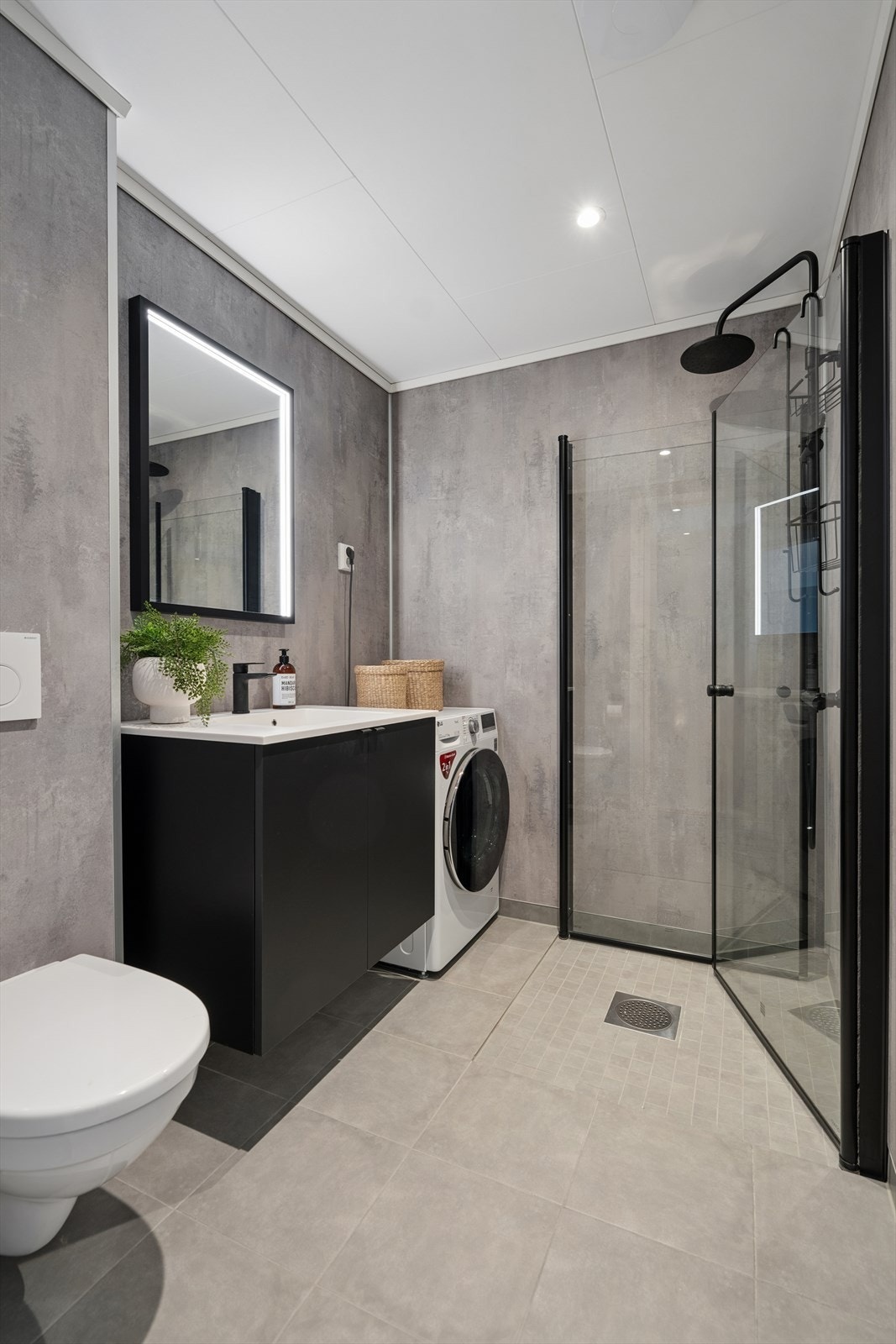 Badet ble totaloppgradert i 2021/22 med flislagt gulv, nye varmekabler og våtromsplater på veggene. Galleribilde