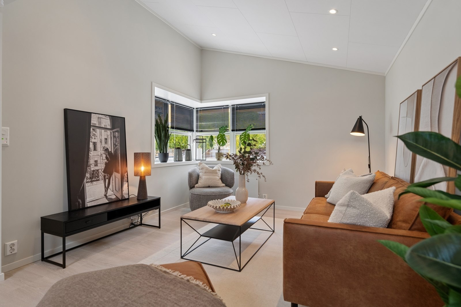 Stuen har gulvvarme som sikrer en jevn og behagelig temperatur. Alle overflater er fra oppgraderingen i 2021/22. Galleribilde