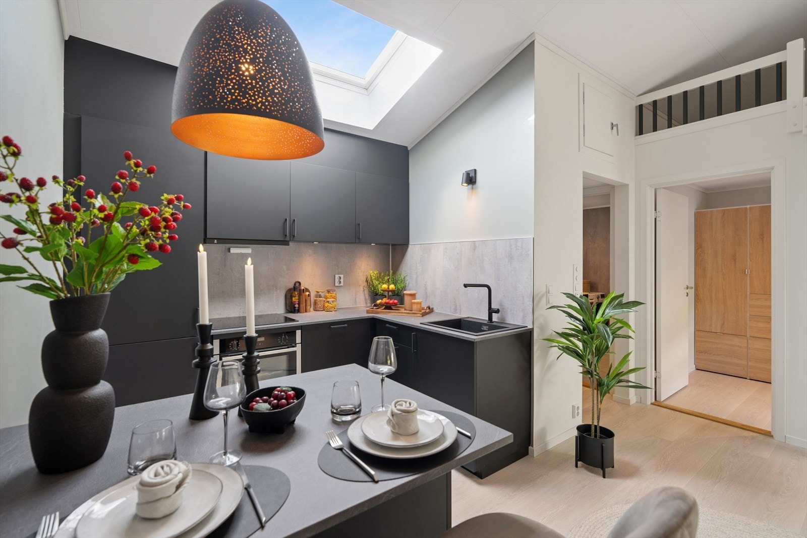 En praktisk spiseplass i tilknytning til kjøkkenbenken. Galleribilde