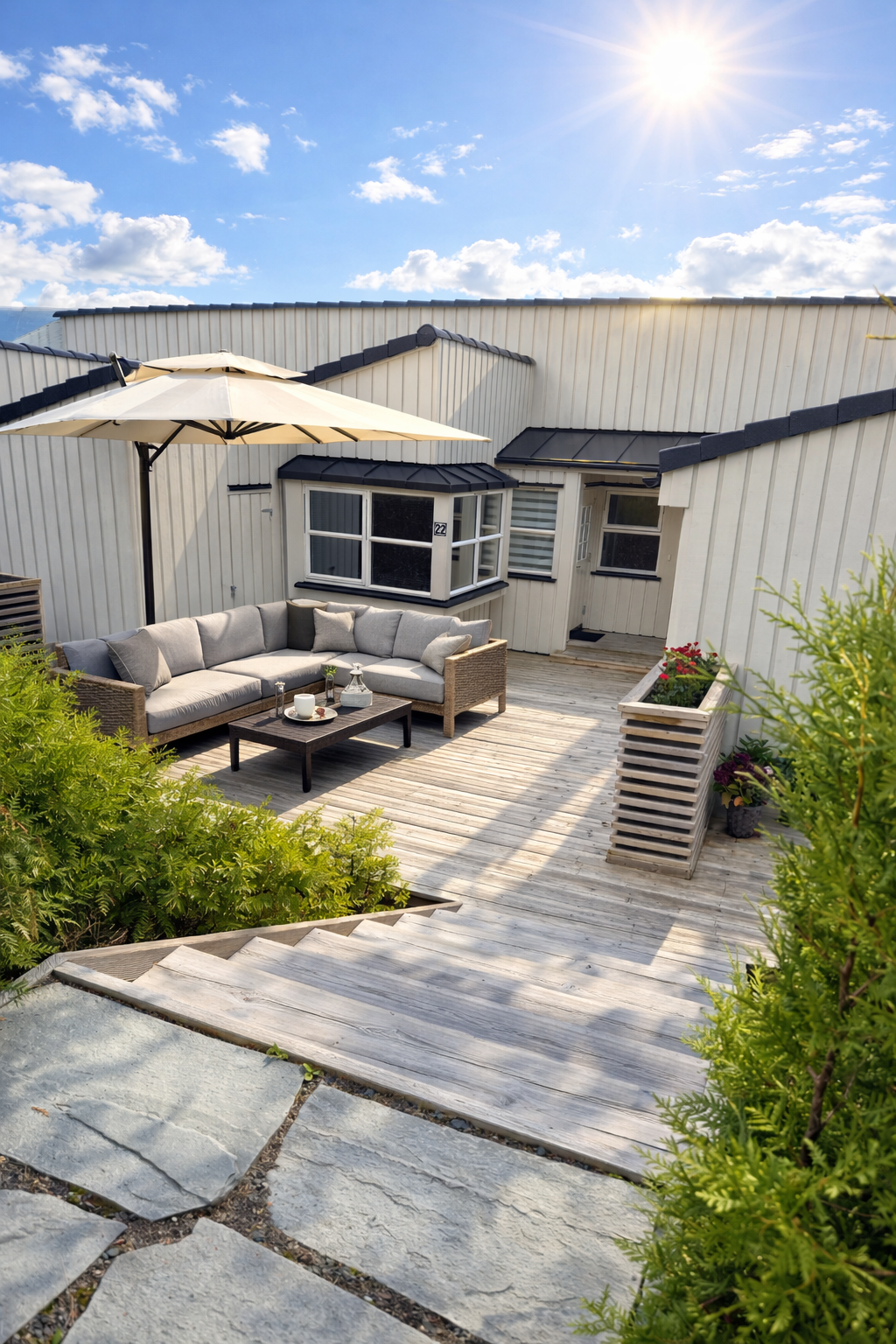 Fra stuen er det utgang til en ny, stor terrasse på 28 m² bygget i 2022, med ettermiddag- og kveldssol. Galleribilde