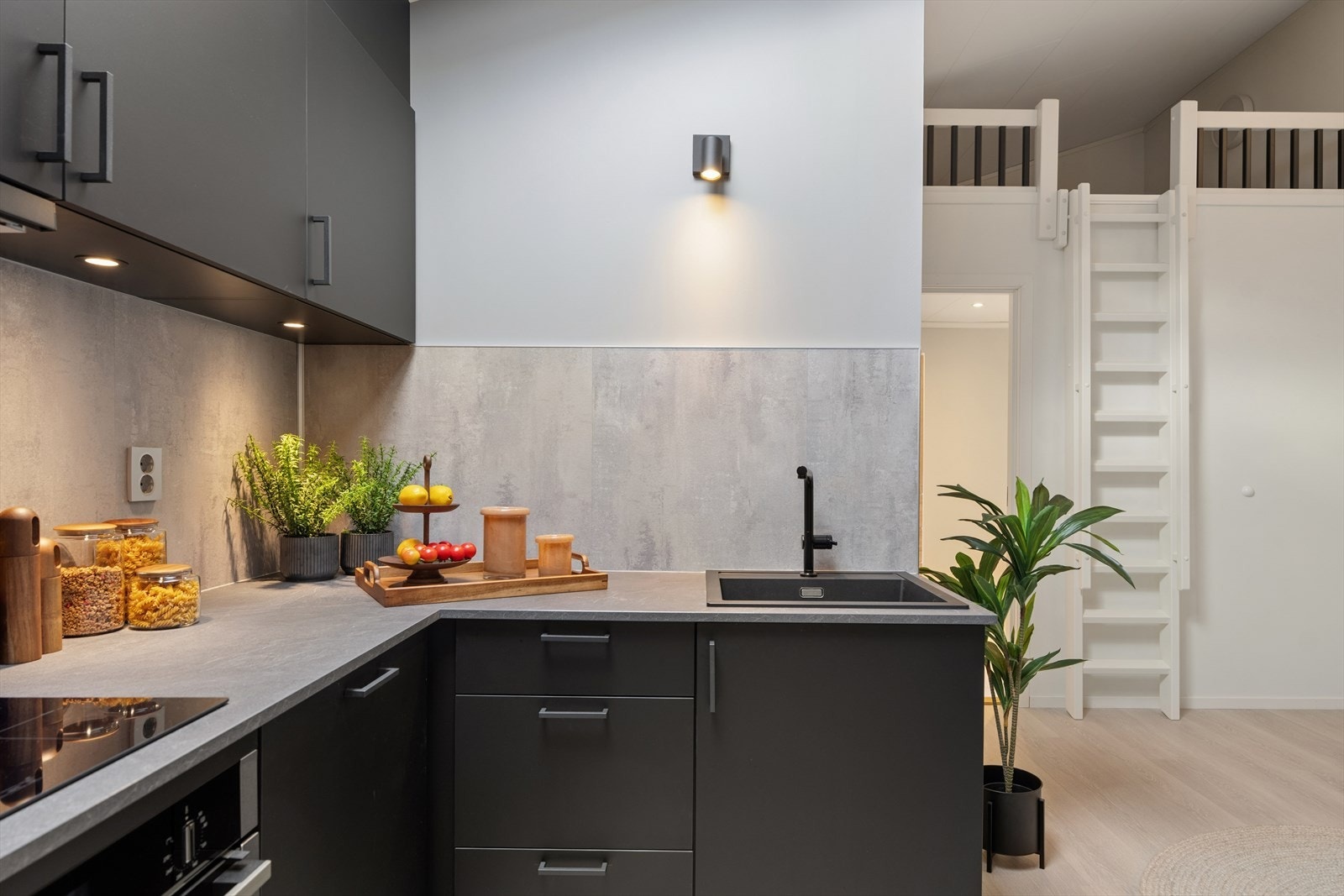 Varmtvannsberederen på 120 liter er ny fra 2022 og er plassert i kjøkkenbenken. Galleribilde