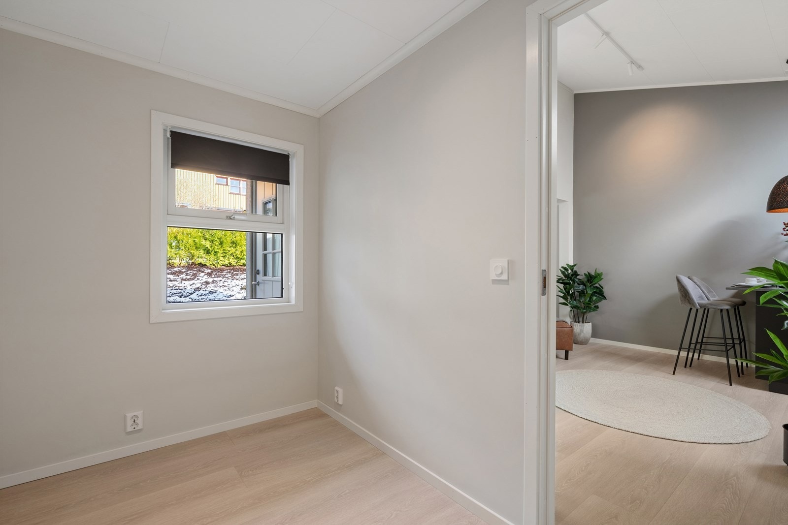 Rommet har laminatgulv og plass til garderobeløsning. Galleribilde