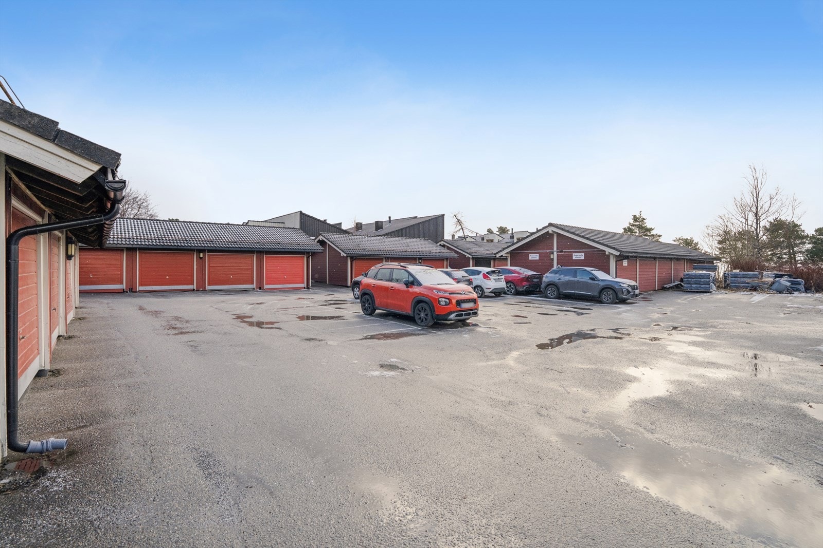 Meek borettslag har felles parkeringsarealer, og det følger med en tildelt plass til leiligheten. Galleribilde