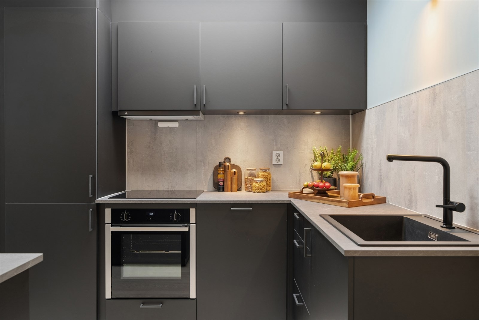 Kjøkkenet er fullt utstyrt med integrert stekeovn, platetopp, oppvaskmaskin og kjøl/fryseskap. Galleribilde