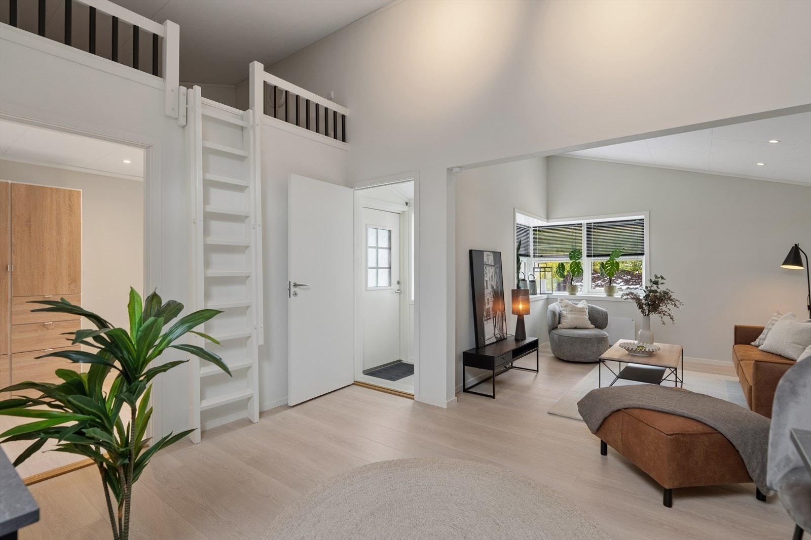 Entréen ønsker velkommen inn i en bolig som ble strippet ned og bygget opp igjen i 2021/22, med nye overflater og gulvvarme. Galleribilde