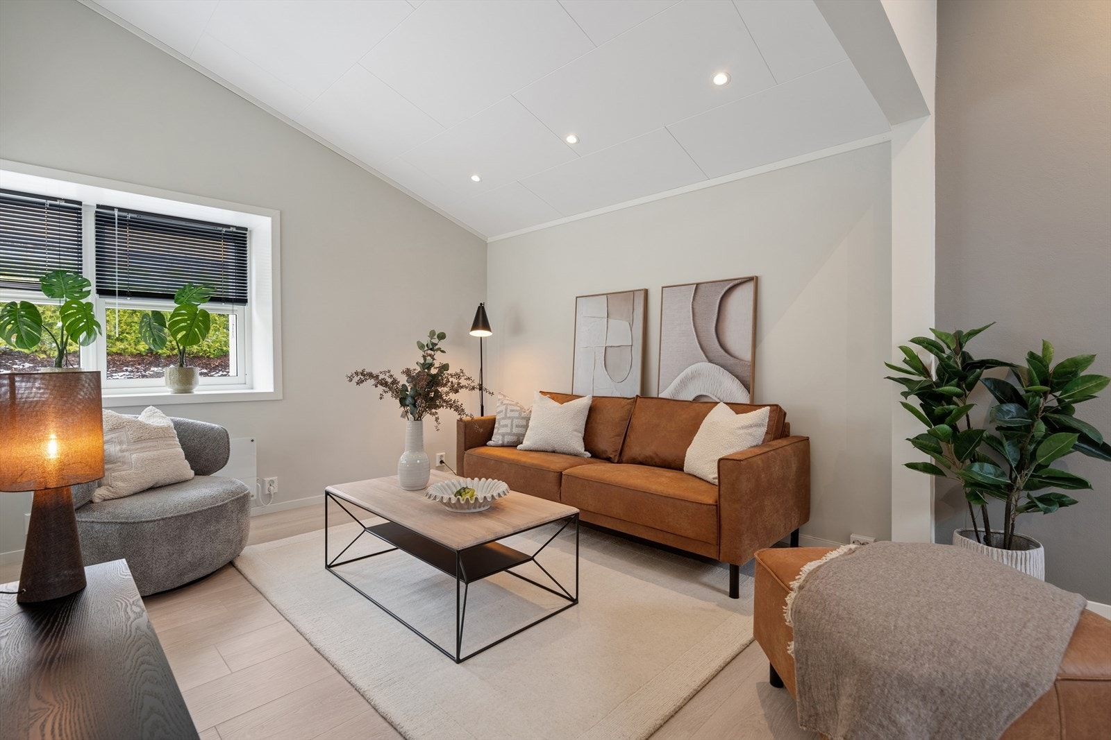 Hele det elektriske anlegget ble skiftet i 2021/22, med skjult anlegg og automatsikringer. Samsvarserklæring foreligger. Galleribilde