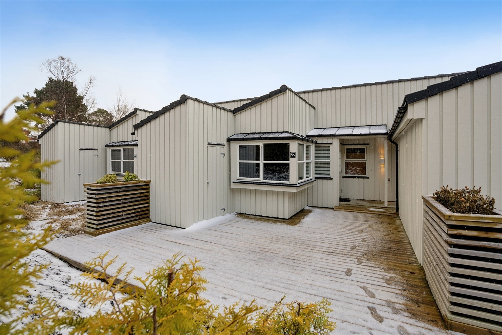 Bygningen fikk ny kledning og nytt tak med betongpanner i 2020. Galleribilde