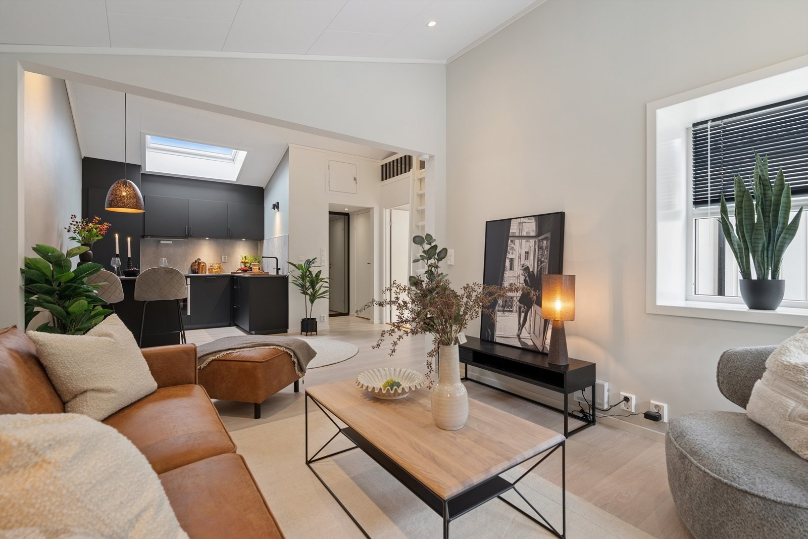 Velkommen til Statsråd Qvams Veg 22! En gjennomgående oppgradert leilighet med åpen løsning mellom stue og kjøkken. Galleribilde