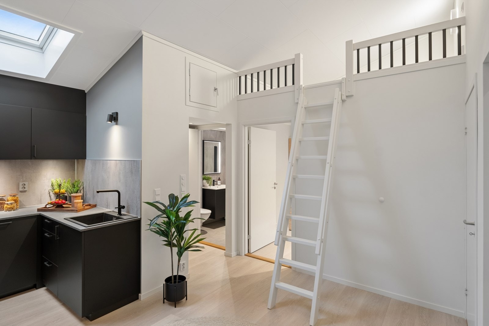 Hemsen ble etablert i forbindelse med den innvendige oppgraderingen for å utnytte takhøyden optimalt. Galleribilde