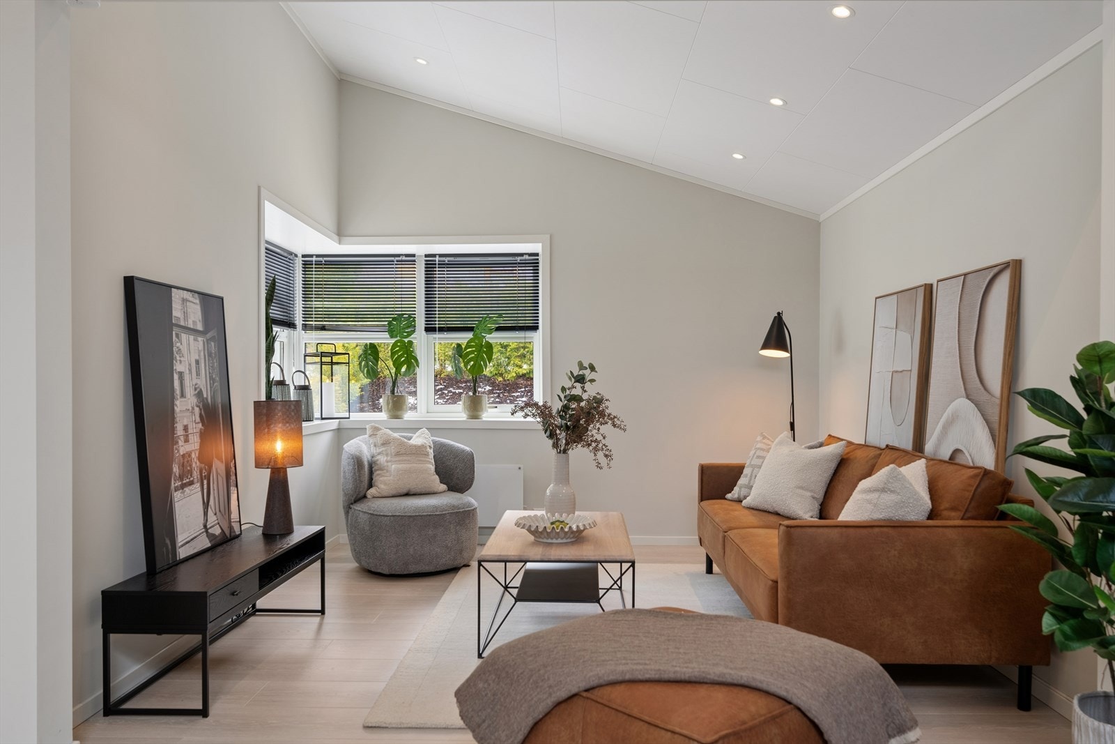 Stuen er enkel å møblere, med gjennomgående laminatgulv fra 2022. Galleribilde