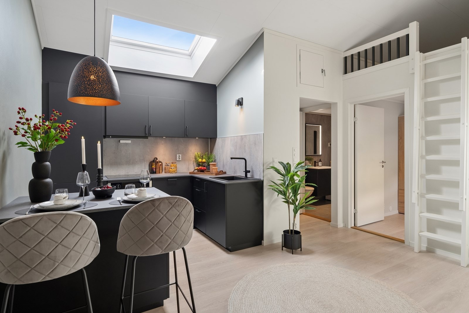 Fra kjøkkenet er det enkel tilgang til bad, soverom og hemsen. Galleribilde