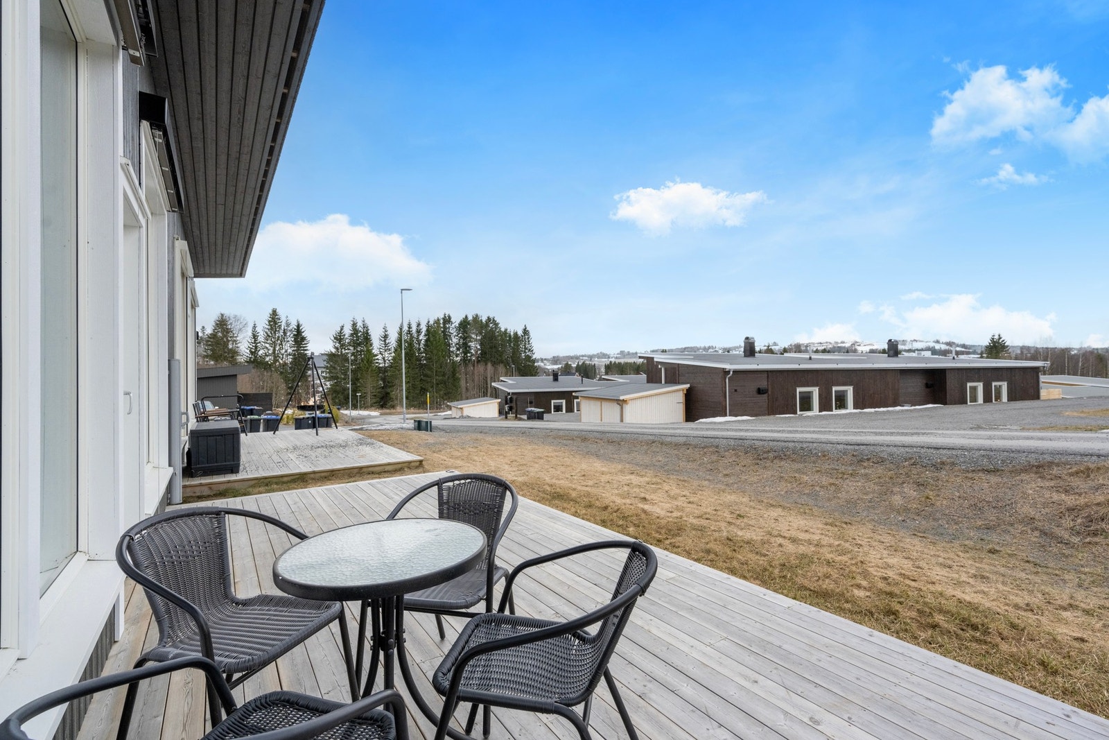 Fra stua har man tilgang til en flott vestvendt terrasse på 16 kvm Galleribilde