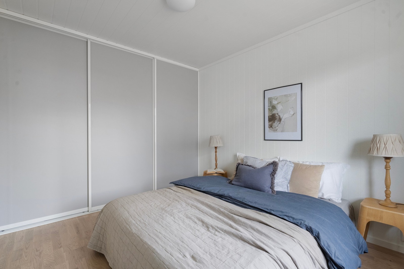 Det er etablert en skyvedørsgarderobe på soverommet. Galleribilde