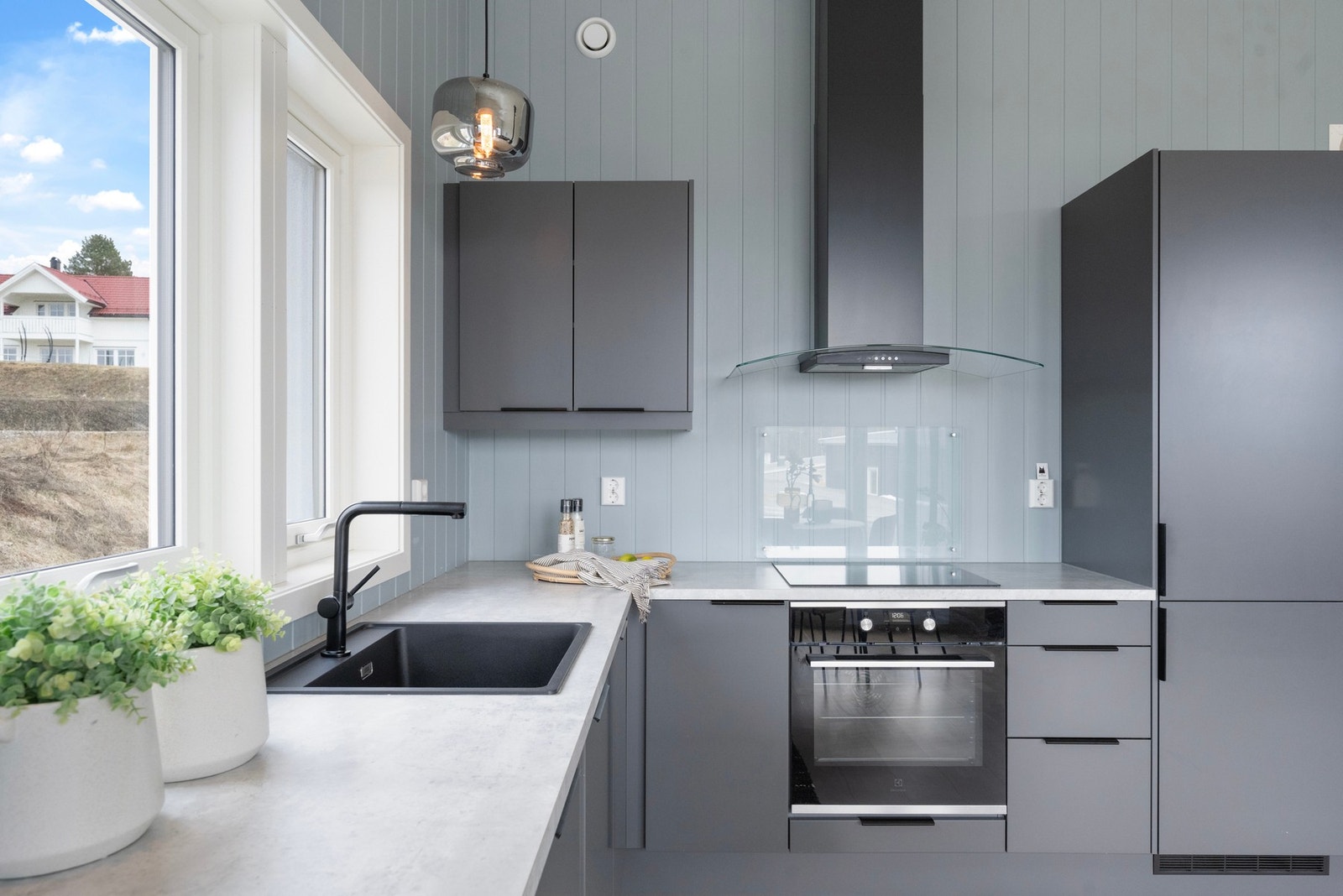 Stilrent moderne kjøkken med integrerte hvitevarer Galleribilde