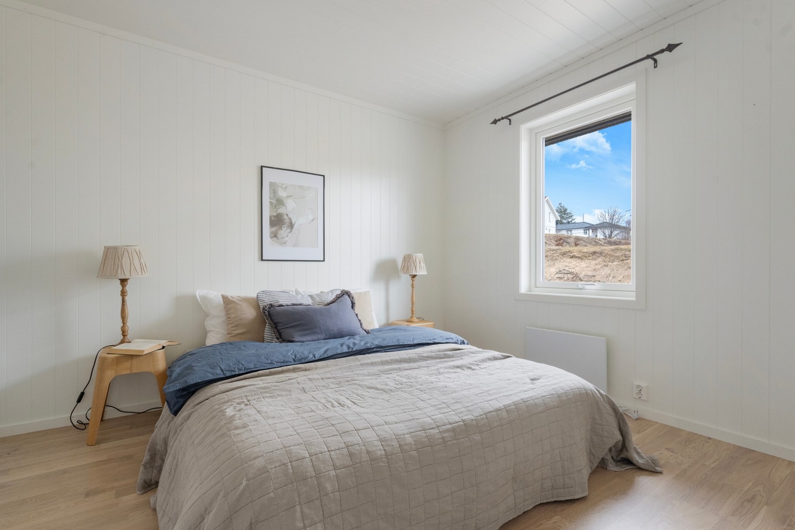 Hovedsoverommet er romslig og har god plass til seng av ønsket størrelse. Galleribilde