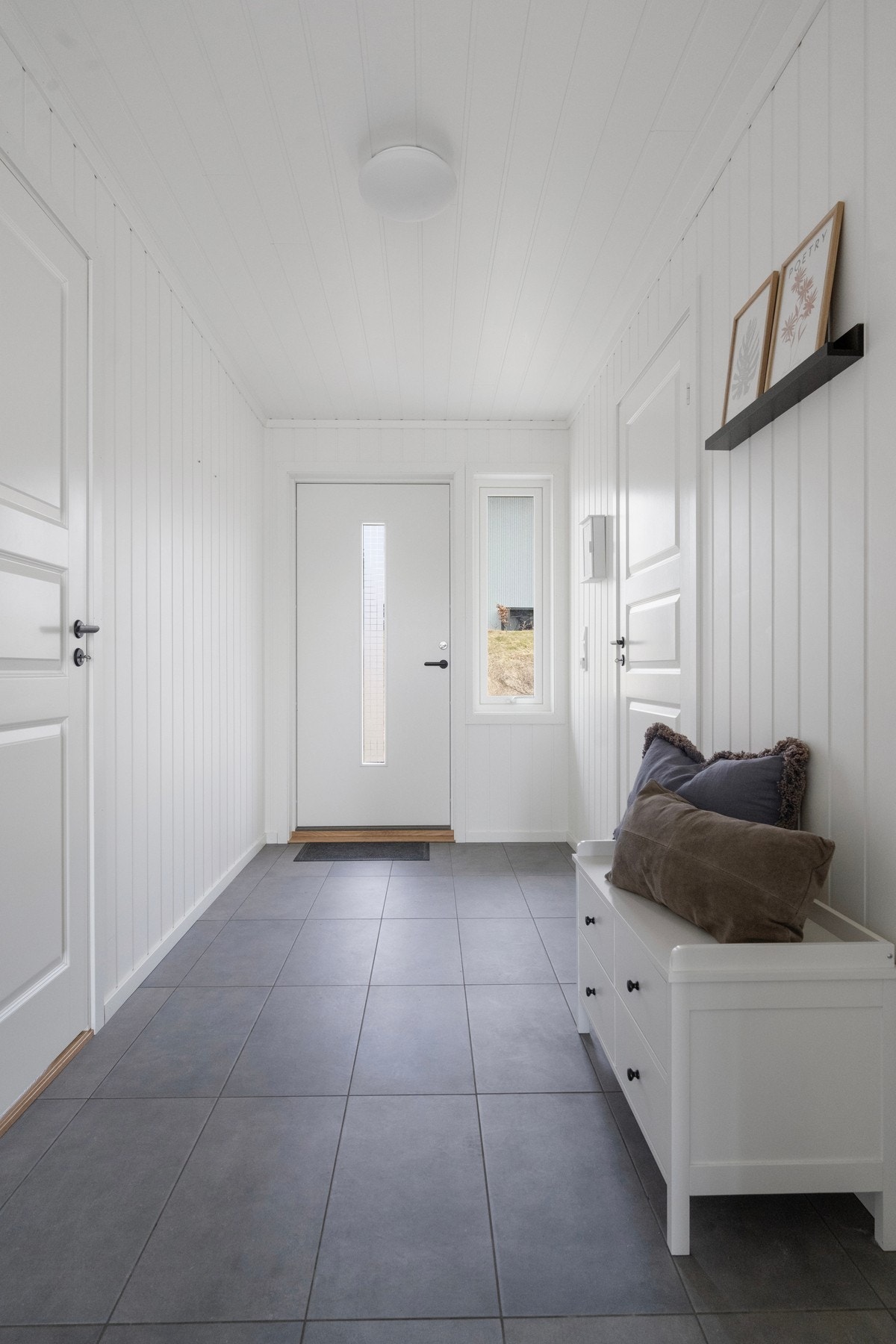 Velkommen inn! Flislagt entré med god plass til garderobeskap. Galleribilde