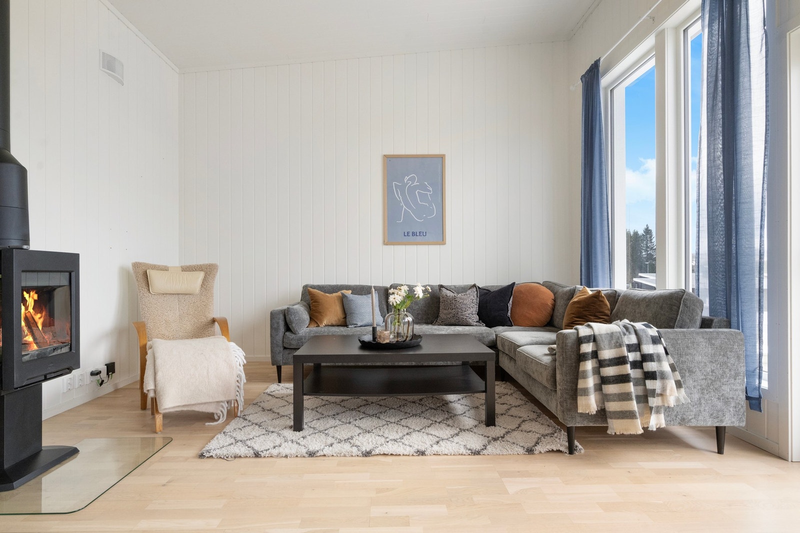 Stua er enkel å møblere med både sofa og stuebord. Galleribilde