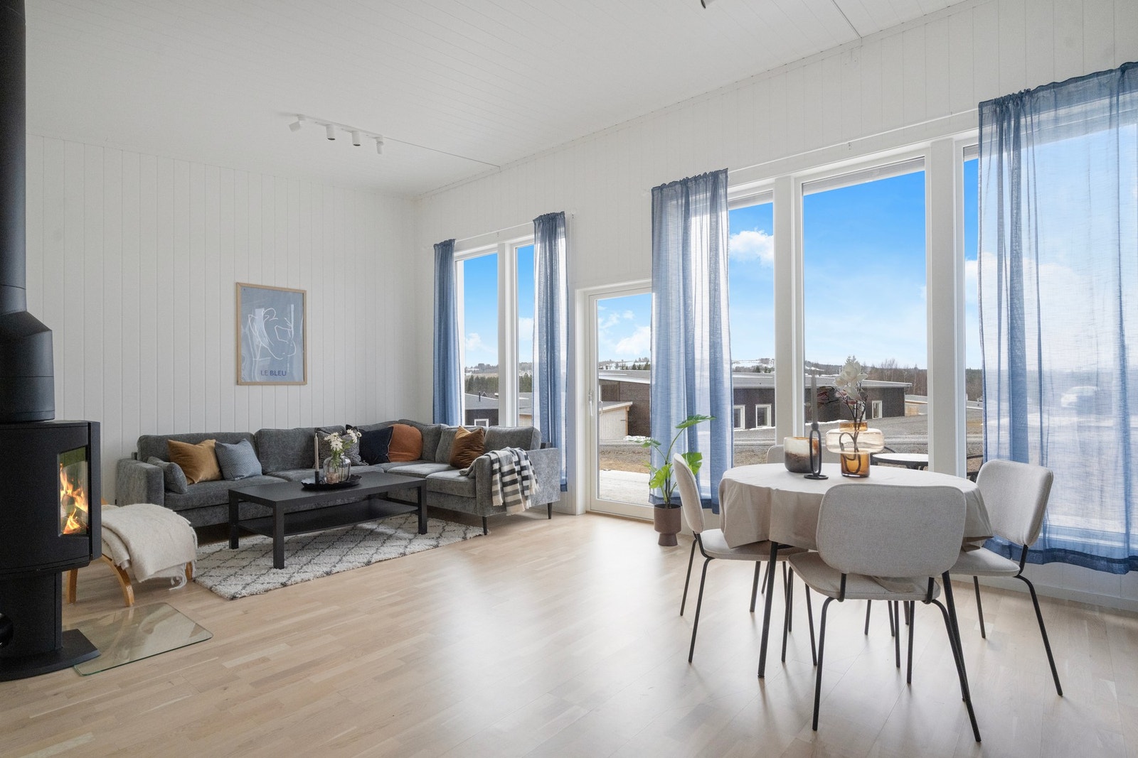 Det er godt med lysinnslipp og god takhøyde på stua. Galleribilde