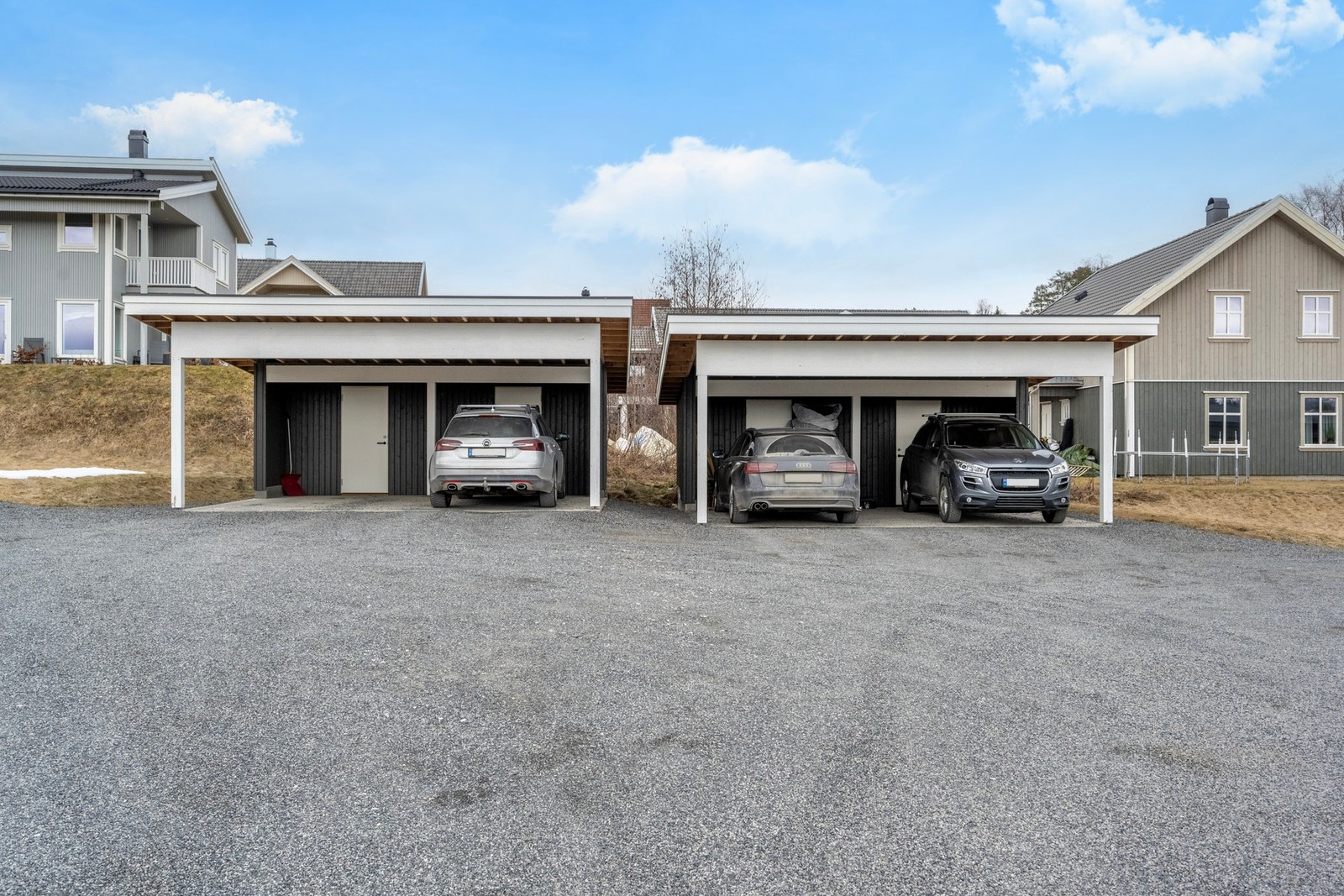 Tilhørende carport med ekstern bod. Galleribilde