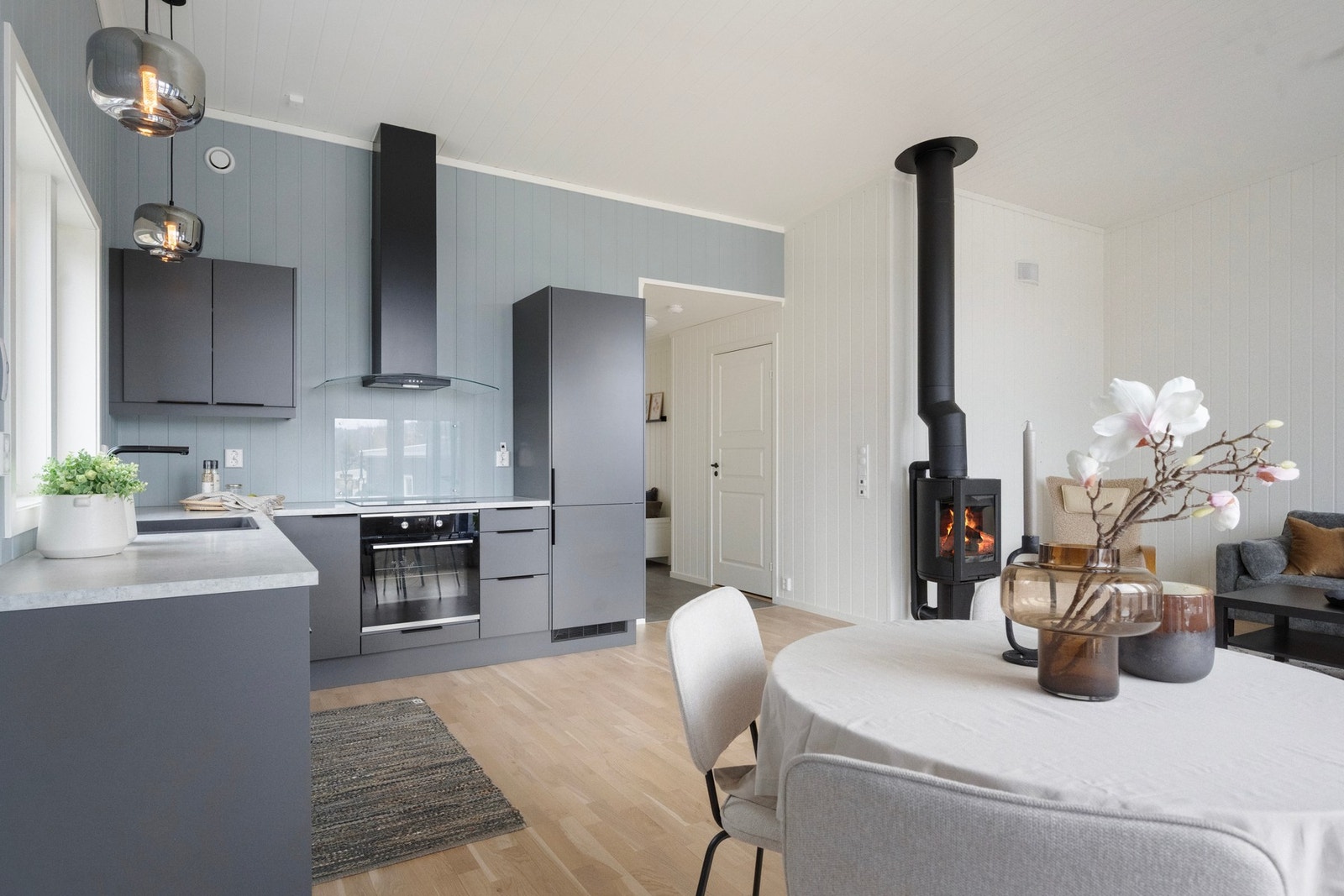 Åpen og praktisk stue- og kjøkkenløsning Galleribilde