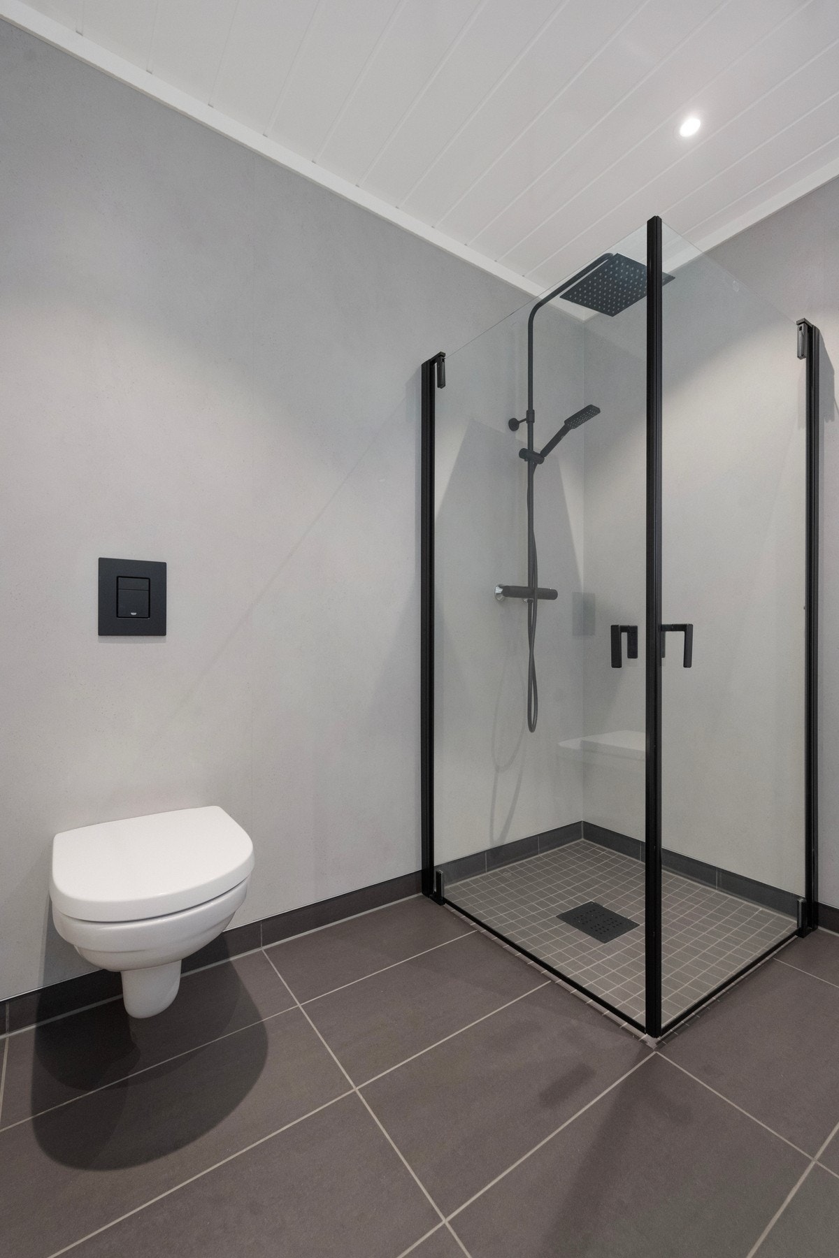 Romslig dusjhjørne med vegghengte dører. Galleribilde