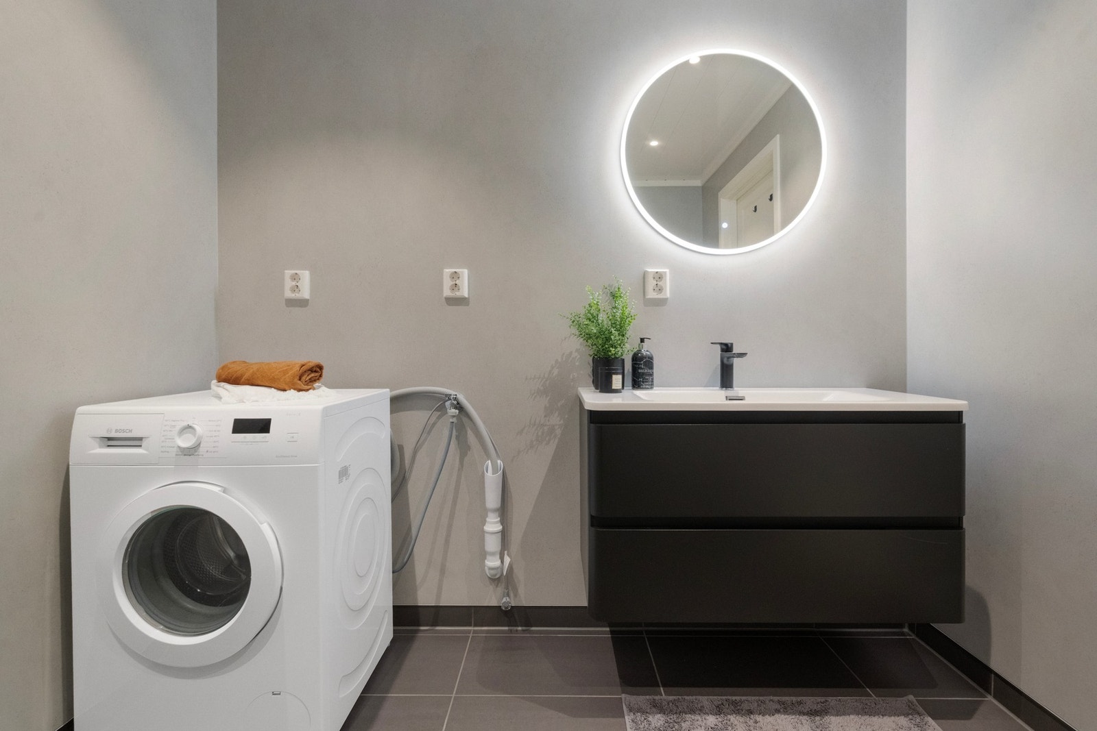 Pent flislagt bad med varme i gulv og opplegg for vaskemaskin. Galleribilde