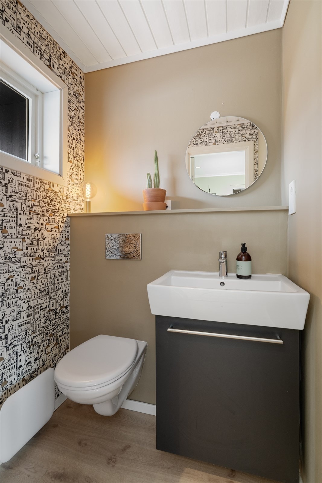 Eget toalettrom i hovedetasjen, utstyrt med vegghengt toalett og servantinnredning med heldekkende servant. Det er byttet armatur på vask i 2025. Galleribilde