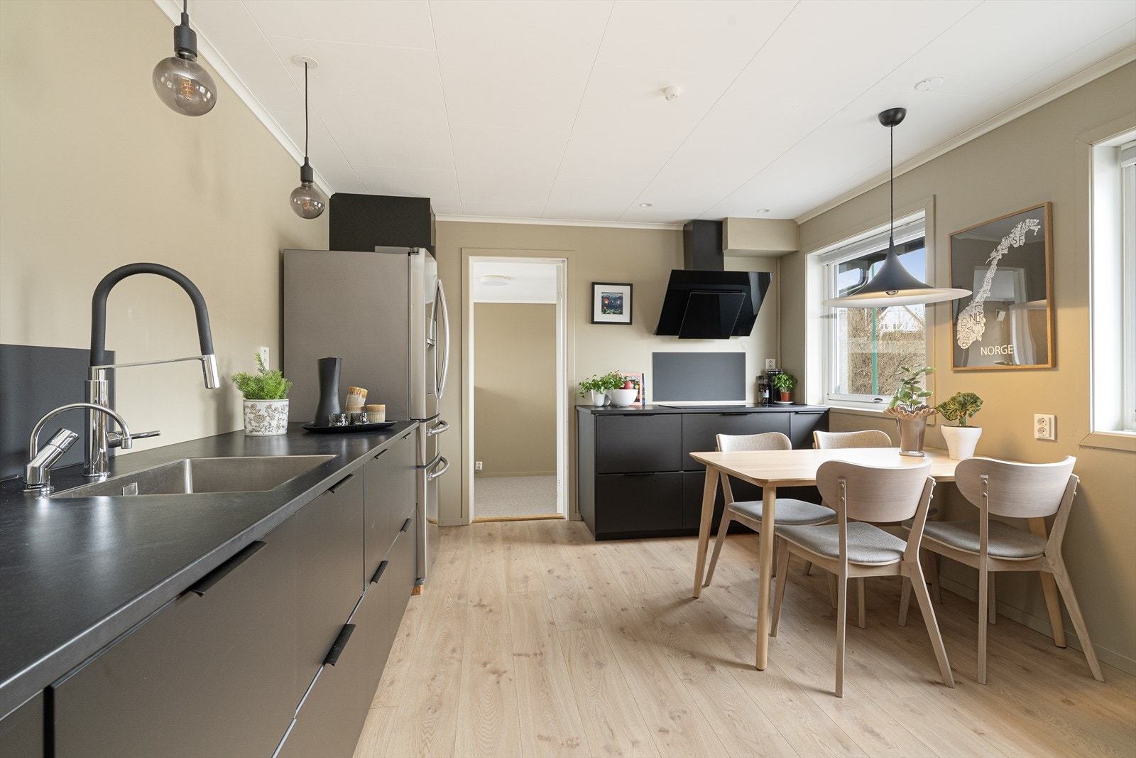 Kjøkkenet har integrerte hvitevarer, med både stekeovn og mikro fra Siemens som er plassert i praktisk arbeidshøyde i høyskap. Det er avsatt plass til stort, frittstående kjøleskap. Galleribilde