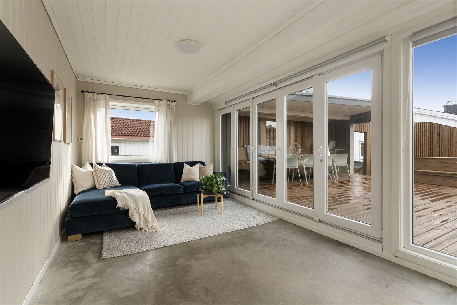 Lys og pen vinterhage, tilbygget boligen i ca. 2018. Vinterhagen er romslig, med lyse overflater og stor foldedør som slipper inn rikelig med naturlig lys. Galleribilde