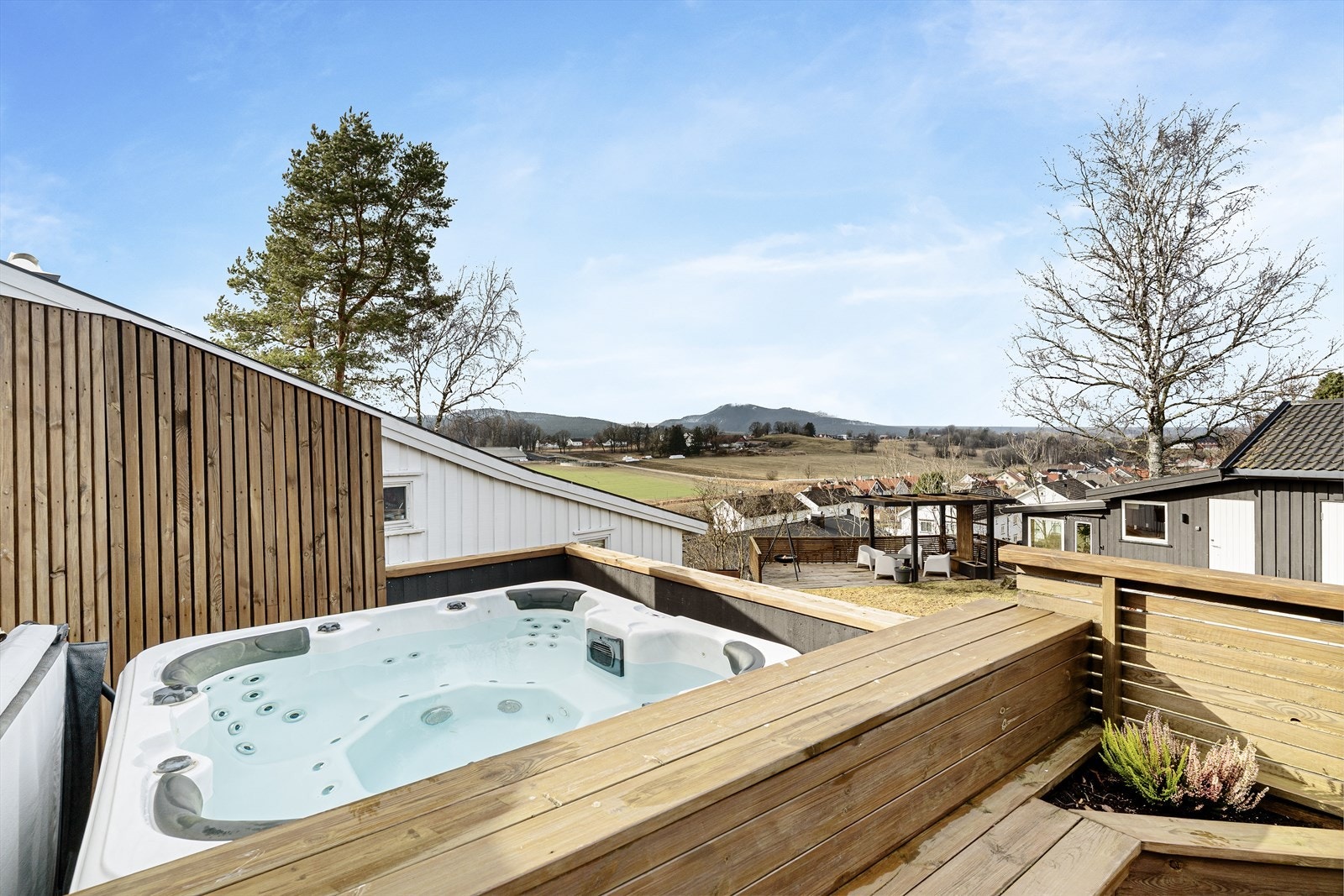 Verandaen er perfekt for både avslapning og sosiale sammenkomster - her kan du nyte lange dager om sommeren, med gode solforhold og nydelig utsikt! Galleribilde