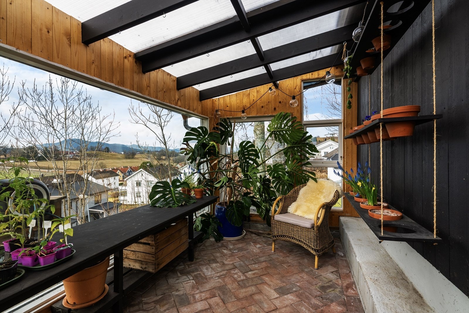 Bak garasjen er det etablert både bod/verksted og drivhus, oppført som egeninnsats ca. 2020. Galleribilde