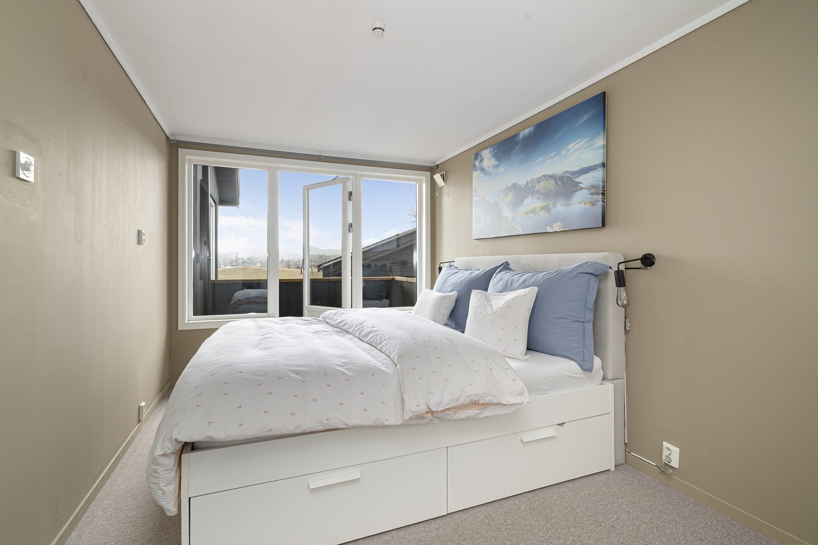 Hovedsoverommet er romslig med pene overflater, god plass til dobbeltseng og dobbelt garderobeskap for klesoppbevaring. God plass til øvrig oppbevaringsmøblement ved behov. Galleribilde