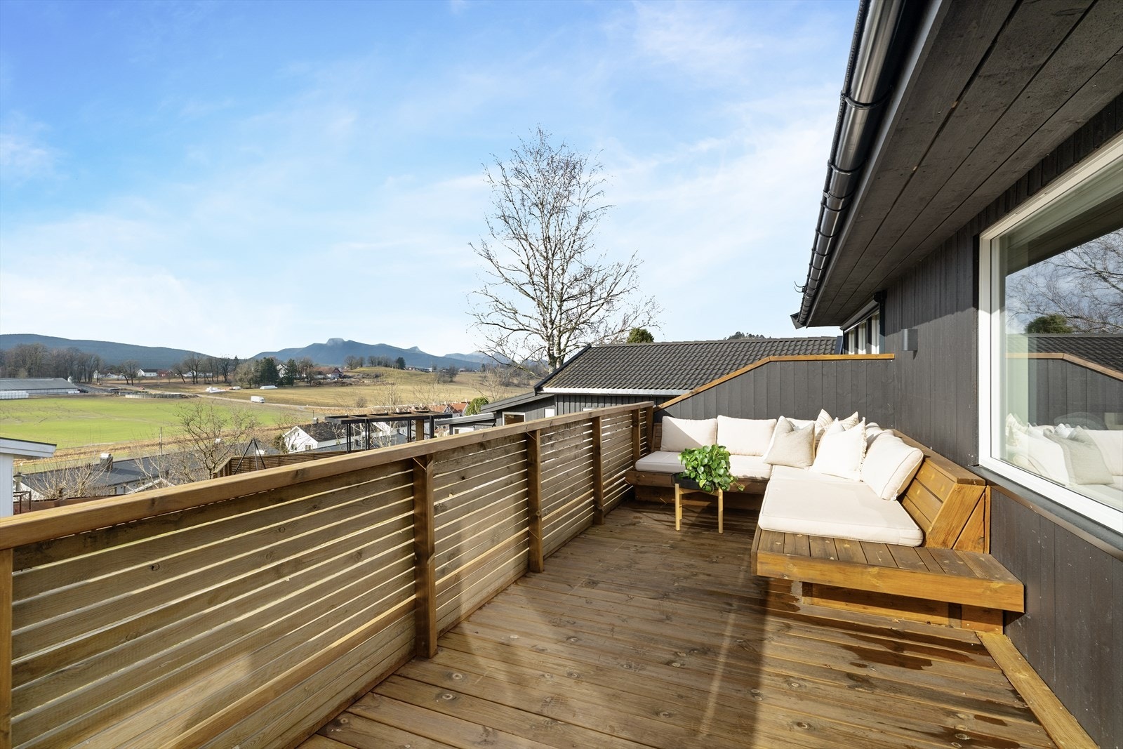 Boligen ligger svært fint til på stor og solrik utsiktstomt i et barnevennlig og populært boligområde på Rising. Terrasser og hage ligger skjermet til uten innsyn. Galleribilde