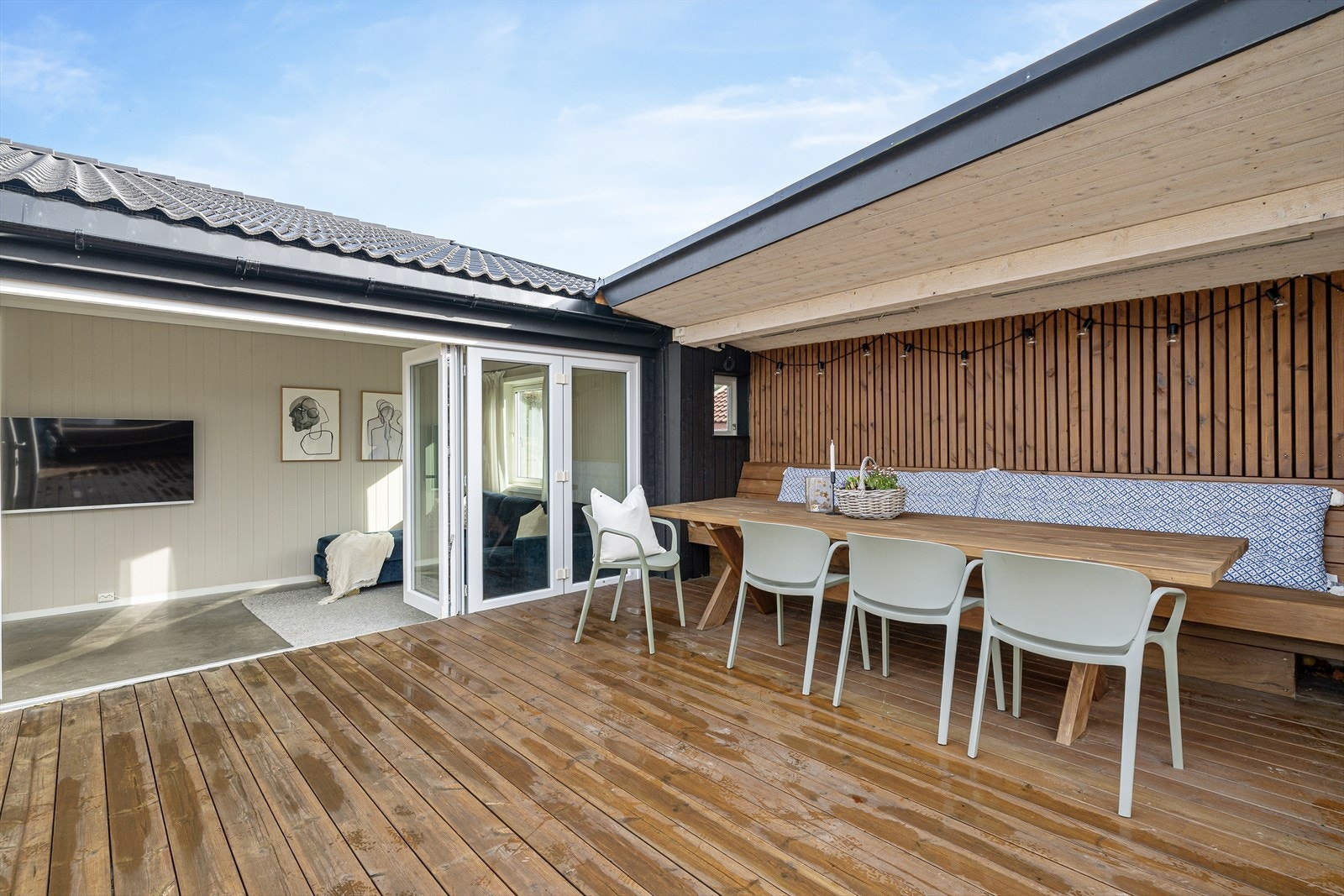 Utvendig har boligen stående og moderne kleding i tre, som er skiftet i perioden 2019-2022. I denne perioden ble også veggene etterisolert utvendig med ca. 5 cm tilleggsisolasjon. Galleribilde