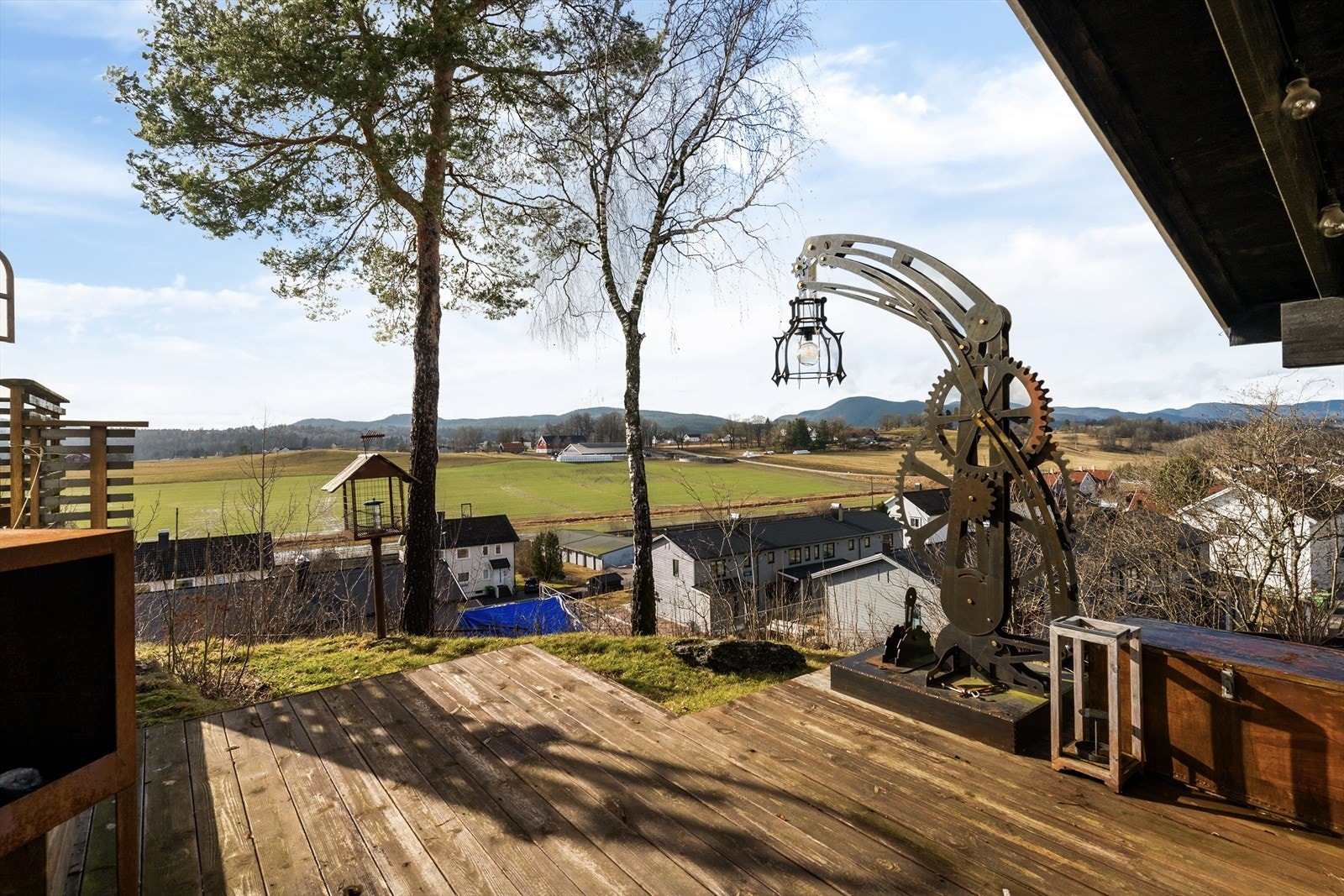 Terrassen er oppført i to nivåer, med levegg mot nabo og takoverbygg utenfor soverommet. Galleribilde