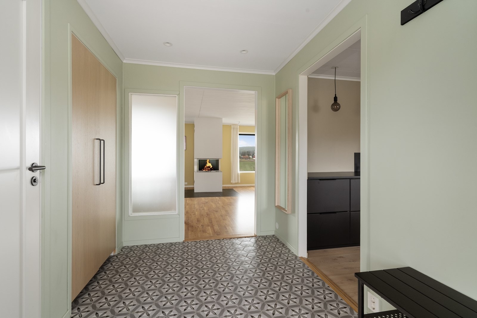 Fin og romslig entré med innfelte spotter i tak og god plass til oppbevaring av sko- og yttertøy. Velkommen inn! Galleribilde