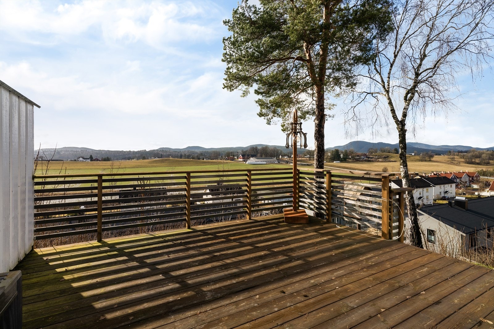 Fra stuen i annekset er det utgang til en stor og hyggelig terrasse, med gode solforhold og nydelig utsikt! Galleribilde