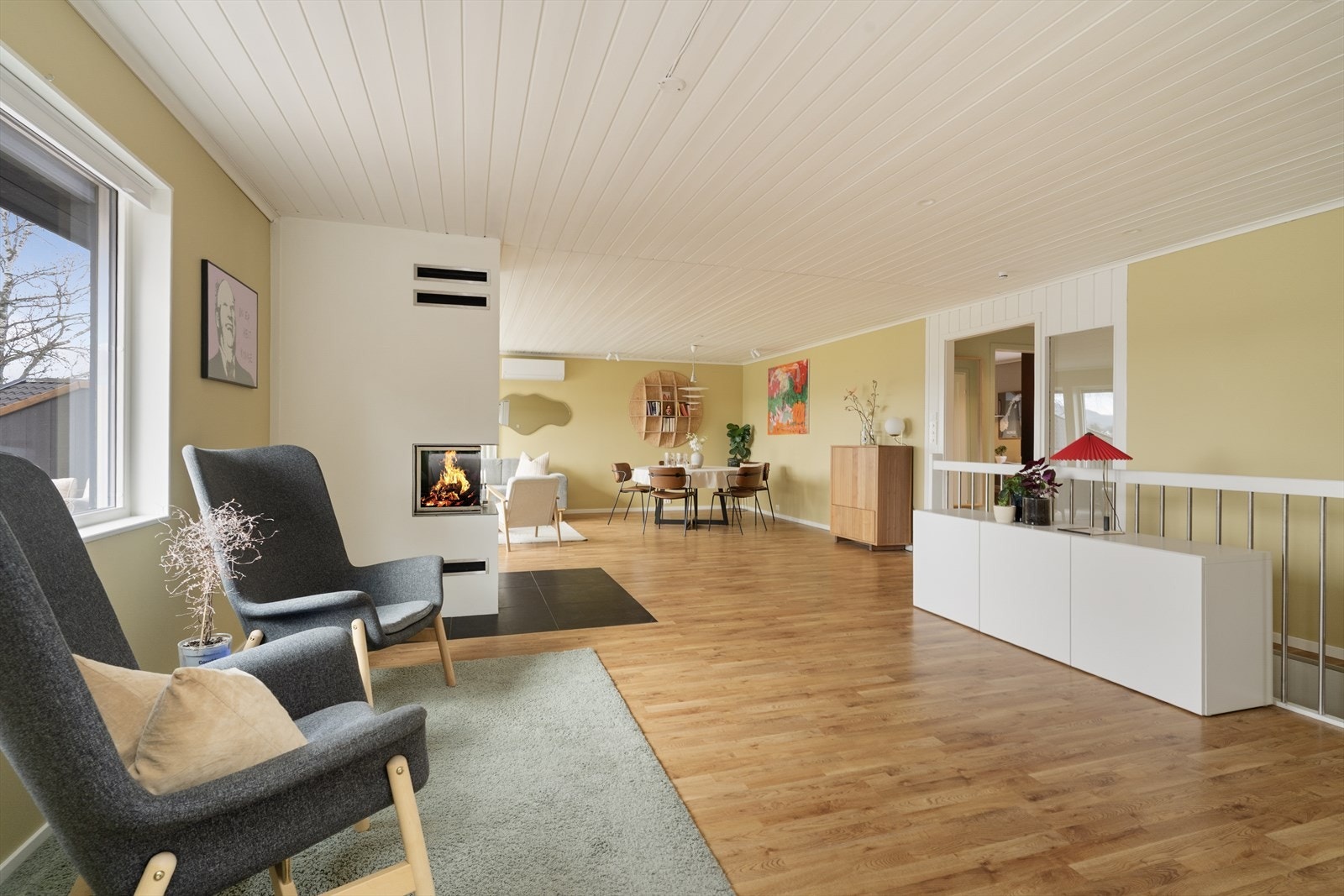 Fra stuen er det nedgang til underetasjen via trapp utført i malt trekonstruksjon, med pålimte trappetrinnstepper. Galleribilde