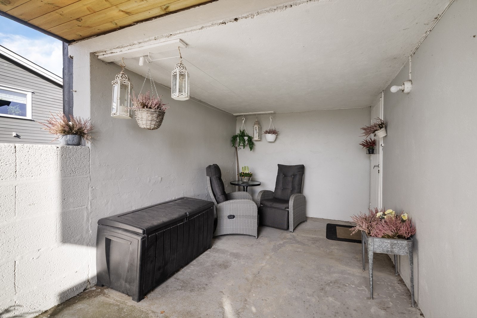 Boligen er i matrikkelen registrert med hybel/sokkeleilighet i underetasjen. Utleiedelen har egen inngang og disponerer overbygget uteplass ved inngangspartiet. Galleribilde